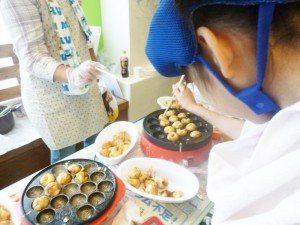 タコ焼きを焼く