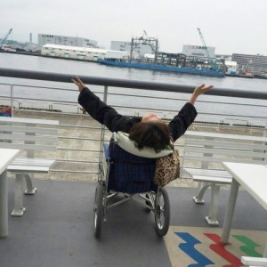 気持ち良すぎてばんざいピース